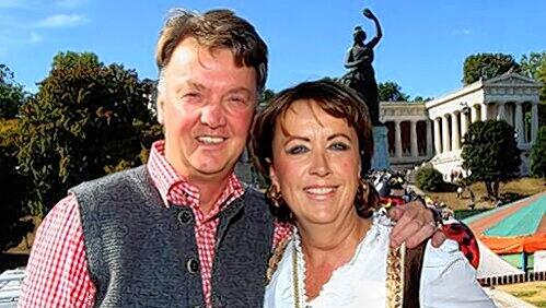 Louis van Gaal mit seiner Ehefrau Truus im Bayern-Look. Louis van Gaal mit seiner Ehefrau Truus im Bayern-Look.