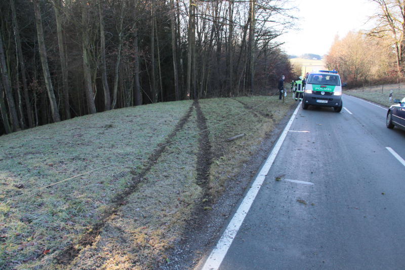 Unglaublich: Aus diesem Wrack entkam der Fahrer mit nur leichten Verletzungen. Wegen Glatteis war er eine Böschung hinab geschossen. Die Bilder von der Unfallstelle!