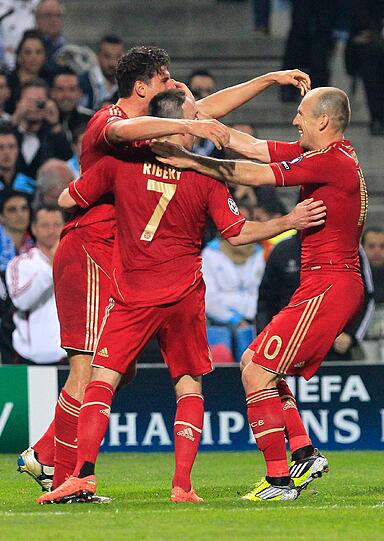 Der FC Bayern gewinnt in einem mäßigen Spiel souverän mit 2:0 bei Olympique Marseille und kann fürs Halbfinale gegen Real Madrid planen. Schweinsteiger holt sich Gelbsperre fürs Rückspiel - sehen Sie hier die Bilder...