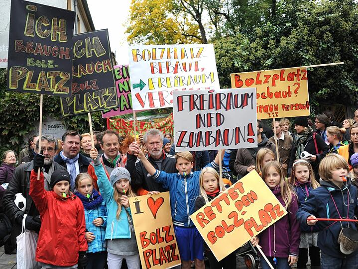Gerettet? Alle wollen den Abriss des Bolzplatzes an der Glockenbachwerkstatt überprüfen. Derweil protestieren Eltern weiter für den Erhalt &ndash; auch mit Plakaten. Die Bilder