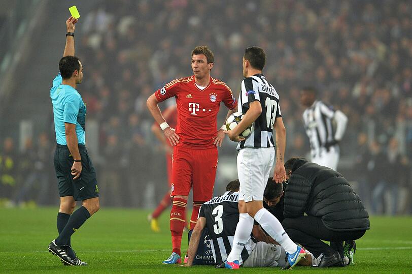 Mario Mandzukic bekommt die gelbe Karte