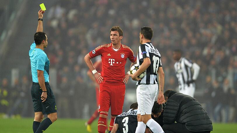 Mario Mandzukic bekommt die gelbe Karte Mario Mandzukic bekommt die gelbe Karte