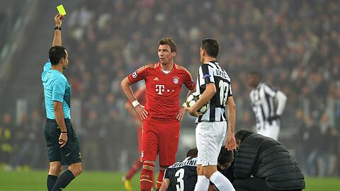 Mario Mandzukic bekommt die gelbe Karte