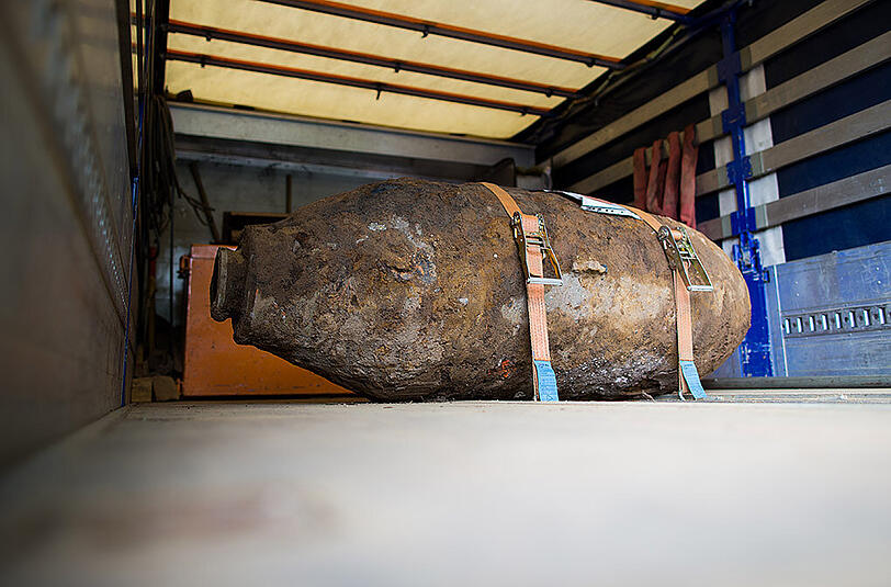 Die entschärfte Fliegerbombe liegt unterhalb der Mülheimer Brücke in Köln am Bombenfundort auf der Ladefläche eines LKW.