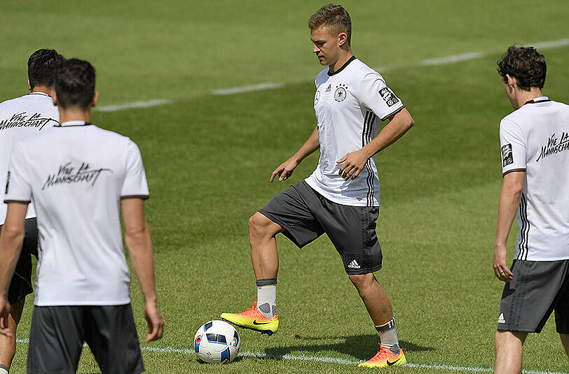 Bayern-Profi Joshua Kimmich (Mitte) im Kreise der Nationalmannschaft beim EM-Trainingslager in Ascona.