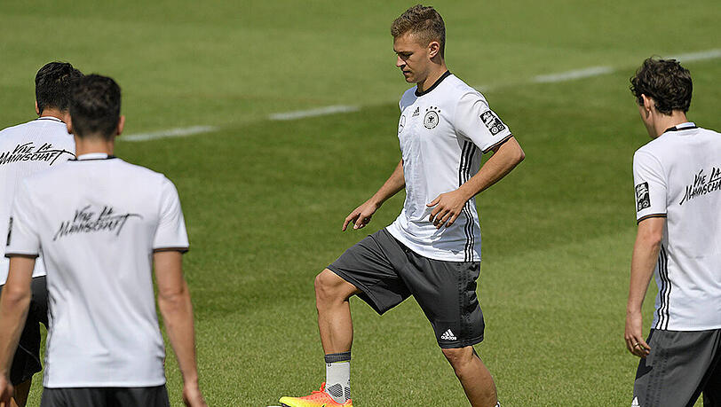 Bayern-Profi Joshua Kimmich (Mitte) im Kreise der Nationalmannschaft beim EM-Trainingslager in Ascona. Bayern-Profi Joshua Kimmich (Mitte) im Kreise der Nationalmannschaft beim EM-Trainingslager in Ascona.