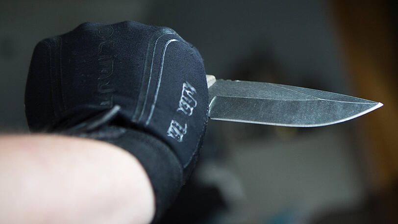 Mit einem Messer griff der Mann den Begleiter seiner Ex-Freundin an.