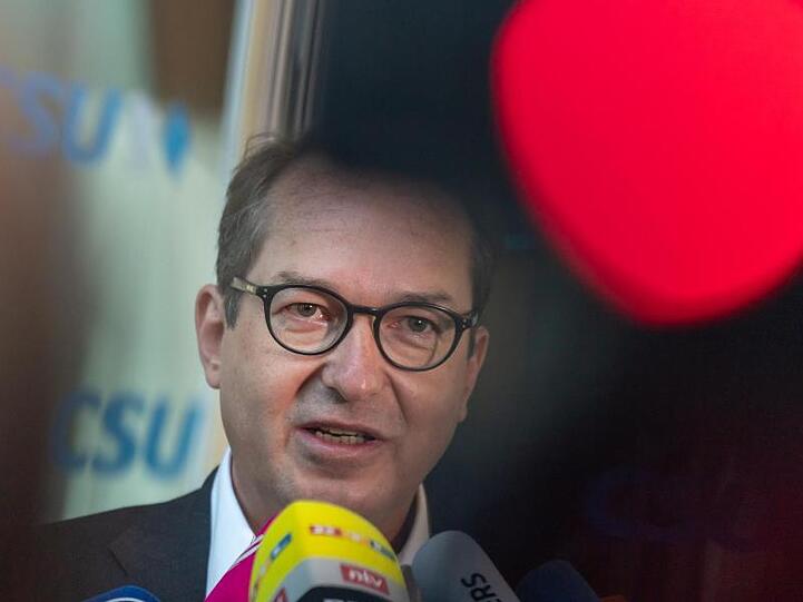 Alexander Dobrindt (l-r), Vorsitzender der CSU Landesgruppe im Bundestag. Foto: Peter Kneffel/Archivbild