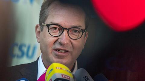 Alexander Dobrindt (l-r), Vorsitzender der CSU Landesgruppe im Bundestag. Foto: Peter Kneffel/Archivbild