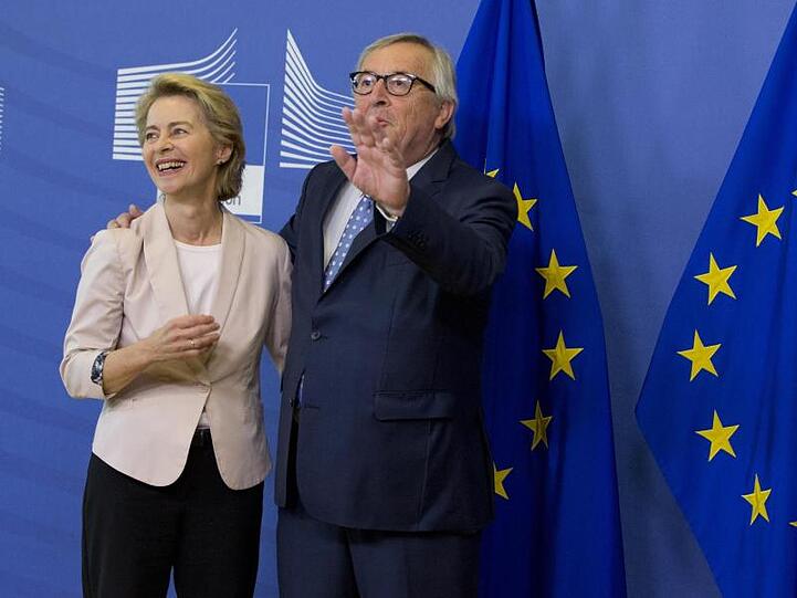Ursula von der Leyen wird von Jean-Claude Juncker in der EU-Zentrale in Brüssel begrüßt.
