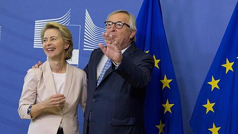 Ursula von der Leyen wird von Jean-Claude Juncker in der EU-Zentrale in Brüssel begrüßt.