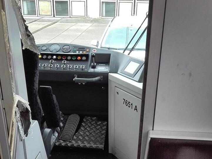 Blick in die aufgebrochenen Fahrerkabine einer Strassenbahn in Bonn.