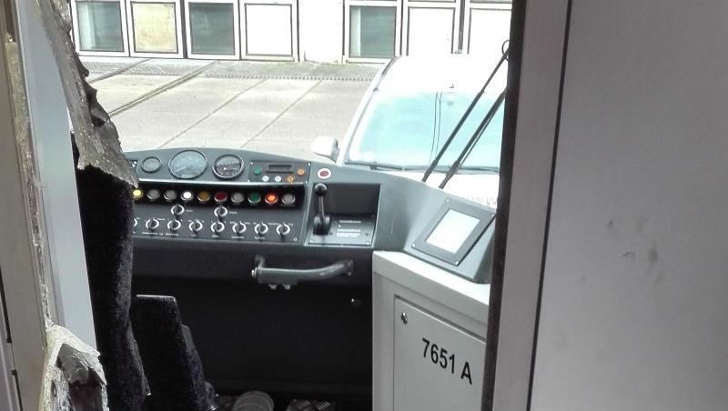 Blick in die aufgebrochenen Fahrerkabine einer Strassenbahn in Bonn. Blick in die aufgebrochenen Fahrerkabine einer Strassenbahn in Bonn.