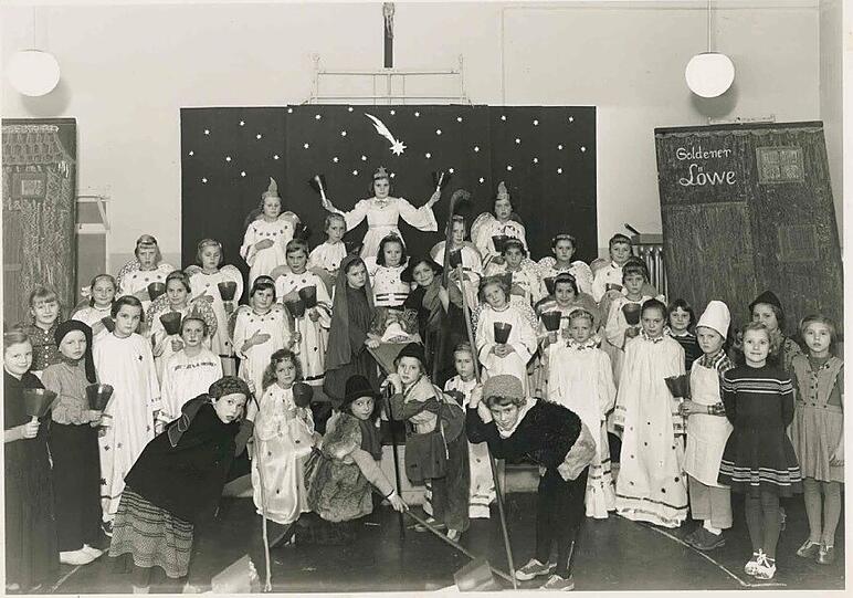 Fast alles Engerl: Krippenspiel bei der Weihnachtsfeier 1955 in der "Versailler Schule" (Ernst-Reuter-Grundschule). AZ-Leserin Elfriede Fuchs vorne
in der Mitte als Hirte mit Pelzumhang.