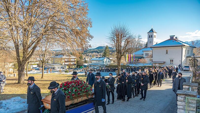 Das letzte Geleit für Star-Produzent Karl Spiehs in Velden. Das letzte Geleit für Star-Produzent Karl Spiehs in Velden.