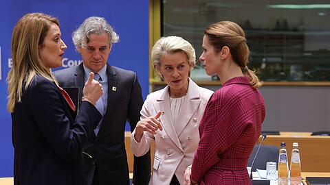 EU-Parlamentspräsidentin Roberta Metsola (v.l.), Sloweniens Ministerpräsident Robert Golob sowie EU-Kommissionspräsidentin Ursula von der Leyen und die estnische Ministerpräsidentin Kaja Kallas auf dem EU-Gipfel in Brüssel.