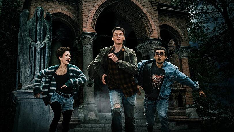 Becky (Lea Drinda), Mark (Jeremias Meyer) und Memo (Zoran Pingel) in "Hohlbeins - Der Greif".