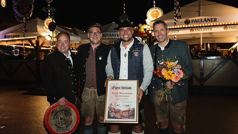v.l. nach rechts: Josef Wildgruber, Kilian Stöttner, Peter Biermann, Georg Baudrexl - Peter Biermann betreibt den Weißbierausschank „Beim Biermann“. v.l. nach rechts: Josef Wildgruber, Kilian Stöttner, Peter Biermann, Georg Baudrexl - Peter Biermann betreibt den Weißbierausschank „Beim Biermann“.