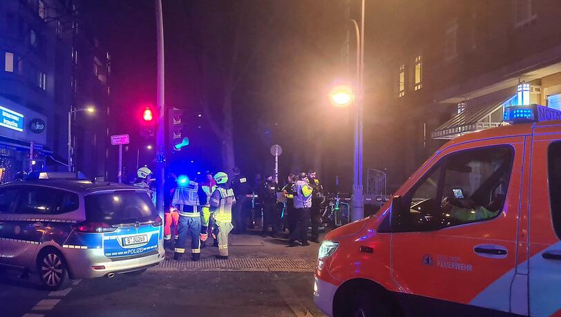 In einer Wohnung in der Wichmannstra&szlig;e sind am Sonntagabend mehrere Menschen durch Sch&uuml;sse verletzt worden.