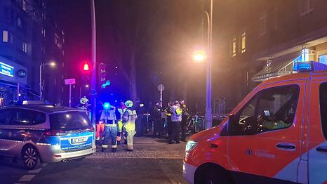 In einer Wohnung in der Wichmannstra&szlig;e sind am Sonntagabend mehrere Menschen durch Sch&uuml;sse verletzt worden.