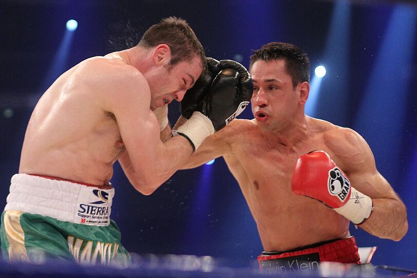 Boxweltmeister Felix Sturm (l) verteidigte erfolgreich seinen Titel gegen den irischen Herausforderer Matthew Macklin. Die Bilder vom Kampf.