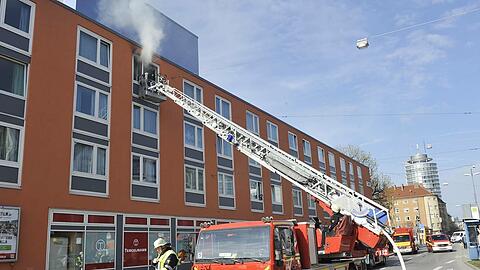 Die Berg-am-Laim-Straße war am Mittwochmorgen stadtauswärts gesperrt. Weil eine brennende Wohnung im dritten Stock gelöscht werden musste, stand dort ein Drehleiterwagen der Feuerwehr.