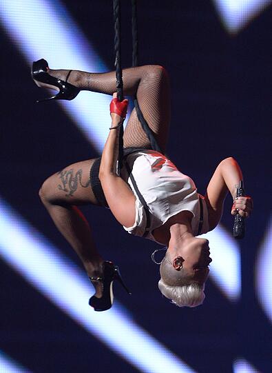 Heiß: Pink mit einer akrobatischen Einlage bei ihrer Bühnenshow.