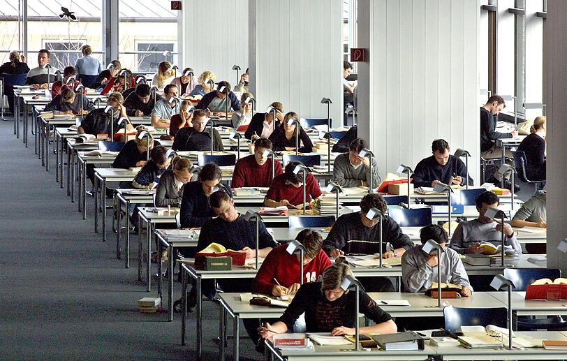 Hier knistert&rsquo;s: Um niemanden in Verlegenheit zu bringen, haben wir ein Archivbild verwendet. Die sichtbaren Personen flirten nicht, sondern büffeln.
