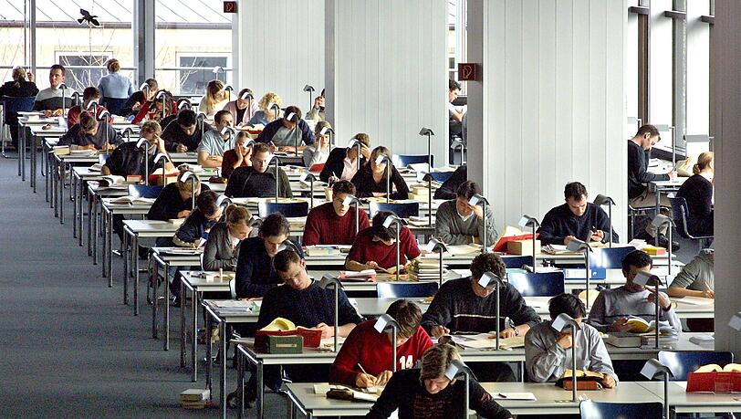 Hier knistert’s: Um niemanden in Verlegenheit zu bringen, haben wir ein Archivbild verwendet. Die sichtbaren Personen flirten nicht, sondern büffeln. Hier knistert’s: Um niemanden in Verlegenheit zu bringen, haben wir ein Archivbild verwendet. Die sichtbaren Personen flirten nicht, sondern büffeln.
