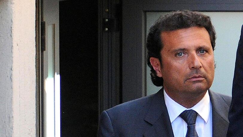 Unglückskapitän Francesco Schettino vor dem Gerichtsgebäude am 15. April. Auch am zweiten Tag erschien der Hauptbeschuldigte zu den Anhörungen. Unglückskapitän Francesco Schettino vor dem Gerichtsgebäude am 15. April. Auch am zweiten Tag erschien der Hauptbeschuldigte zu den Anhörungen.