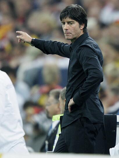 Der Auftakt: Löws erstes Länderspiel als Bundestrainer: 16. August 2006, das 3:0 im Test gegen Schweden auf Schalke ruft der Nation die WM-Party nochmal angenehm in Erinnerung. &bdquo;Das Thema Klinsmann ist jetzt abgeschlossen&ldquo;, sagt Löw danach. Experimentierfreudig ist er bereits &ndash; seine ersten Debütanten: Manuel Friedrich und Malik Fathi. Ja, so lange ist das schon her...