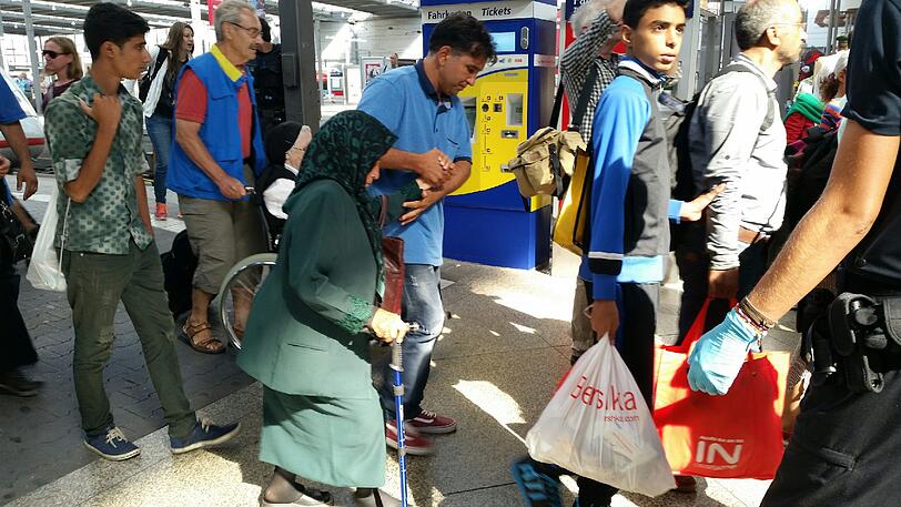 Hunderte Flüchtlinge kommen am Dienstagmorgen am Münchner Hauptbahnhof an