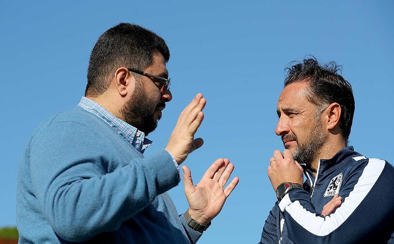 Am Montagmittag kam Löwen-Investor Hasan Ismaik im Trainingslager des TSV 1860 an und sprach zuerst mit Fans und Trainer Vitor Pereira. Die Bilder vom Besuch.