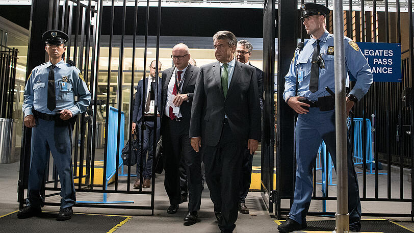 Bundesaußenminister Sigmar Gabriel (SPD) verlässt nach Konferenzen das UN-Hauptquartier in New York.