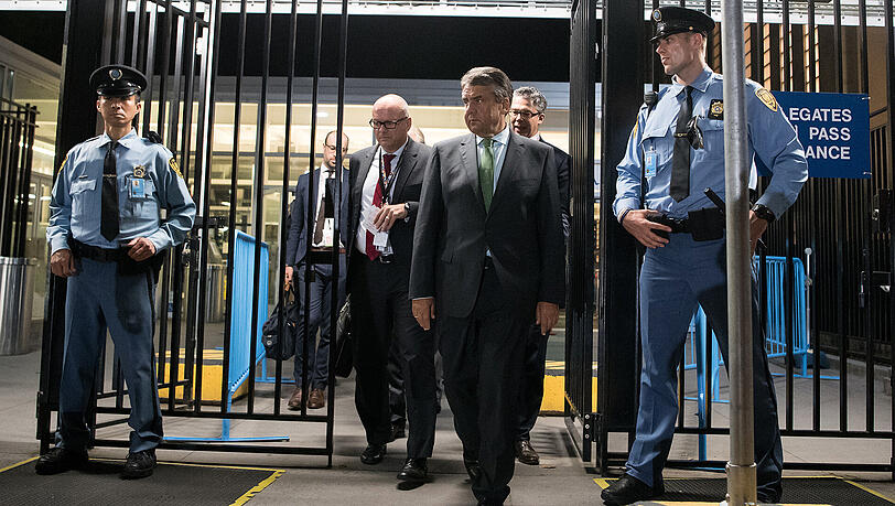 Bundesaußenminister Sigmar Gabriel (SPD) verlässt nach Konferenzen das UN-Hauptquartier in New York.