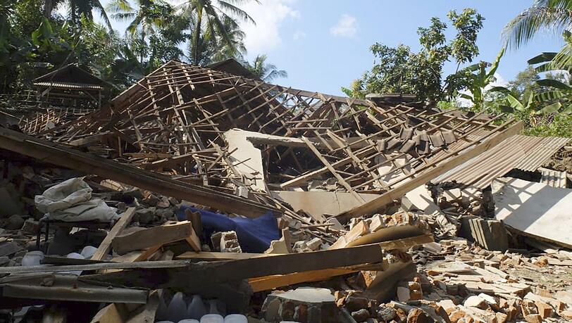 Nach dem erneuten schweren Erdbeben vor Lombok steigt die Zahl die Zahl der Opfer. Nach dem erneuten schweren Erdbeben vor Lombok steigt die Zahl die Zahl der Opfer.