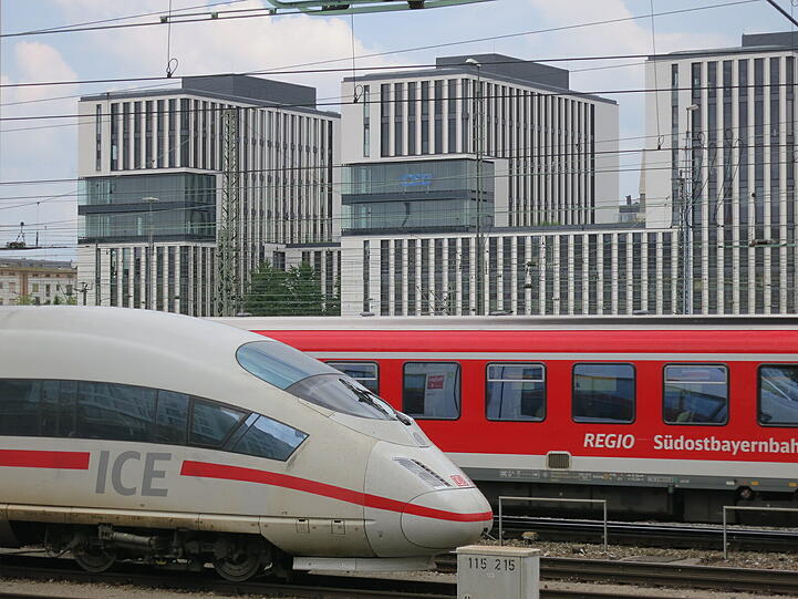 Zentral und zum &bdquo;vernünftigen Preis&ldquo;: Wer mit dem Zug oder mit der S-Bahn nach München kommt, trifft gleich auf die CSU.