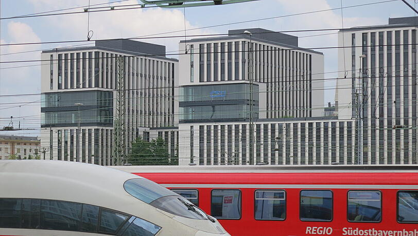 Zentral und zum „vernünftigen Preis“: Wer mit dem Zug oder mit der S-Bahn nach München kommt, trifft gleich auf die CSU. Zentral und zum „vernünftigen Preis“: Wer mit dem Zug oder mit der S-Bahn nach München kommt, trifft gleich auf die CSU.