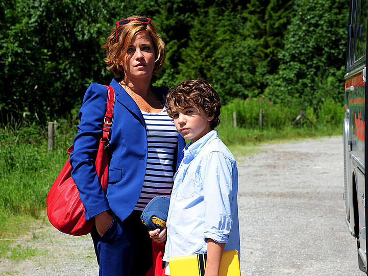 Pia Vandenbrock (Muriel Baumeister) und Leo Vandenbrock (Jannis Michel) kommen mit dem Bus an