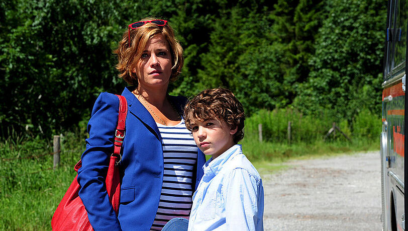 Pia Vandenbrock (Muriel Baumeister) und Leo Vandenbrock (Jannis Michel) kommen mit dem Bus an Pia Vandenbrock (Muriel Baumeister) und Leo Vandenbrock (Jannis Michel) kommen mit dem Bus an