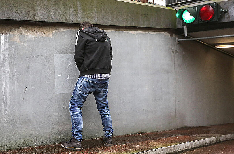 Der Wildbiesler schmiss eine Bierflasche nach dem Sendlinger. (Archivbild)