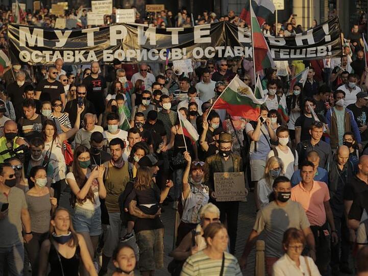 Demonstranten protestieren am 15. Juli gegen die Regierung.