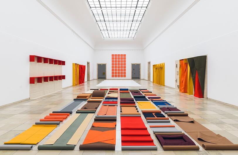 Die Ordnung der Farben: Installationsansicht von Franz Erhard Walthers Ausstellung im Haus der Kunst.