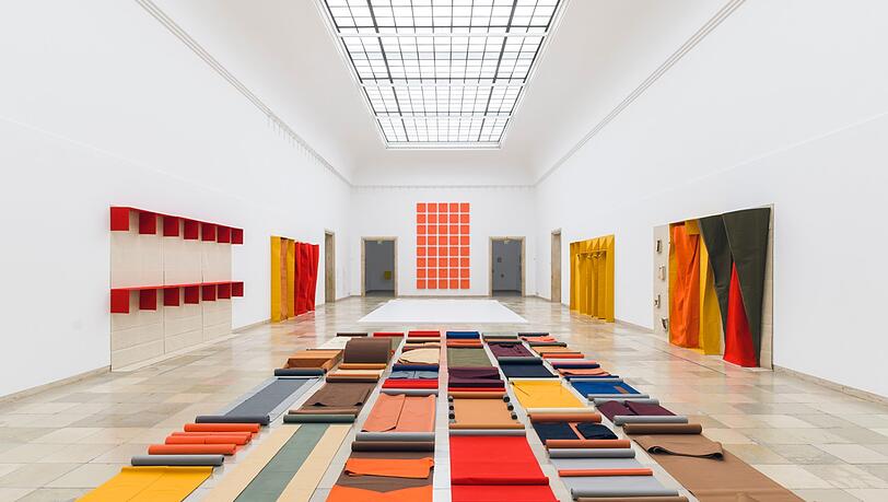 Die Ordnung der Farben: Installationsansicht von Franz Erhard Walthers Ausstellung im Haus der Kunst. Die Ordnung der Farben: Installationsansicht von Franz Erhard Walthers Ausstellung im Haus der Kunst.