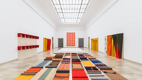 Die Ordnung der Farben: Installationsansicht von Franz Erhard Walthers Ausstellung im Haus der Kunst.