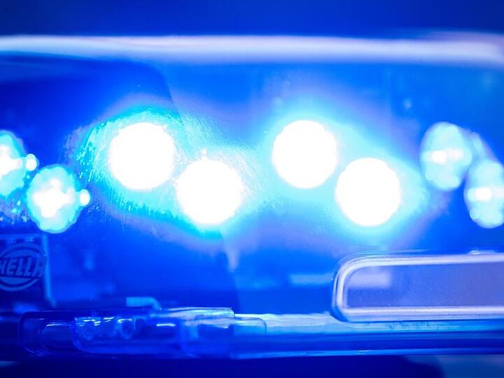 Ein Blaulicht leuchtet an einer Polizeistreife. Foto: Lino Mirgeler/dpa/Archivbild