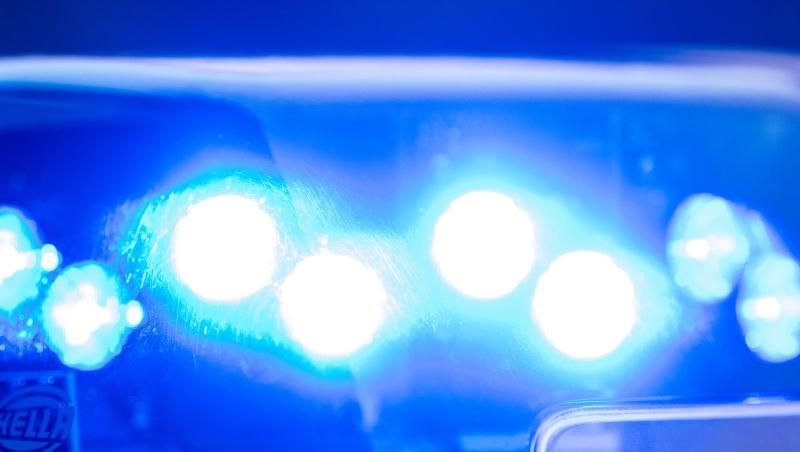 Ein Blaulicht leuchtet an einer Polizeistreife. Foto: Lino Mirgeler/dpa/Archivbild Ein Blaulicht leuchtet an einer Polizeistreife. Foto: Lino Mirgeler/dpa/Archivbild