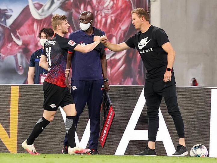 Kann Timo Werner (l) verstehen: Leipzigs Trainer Julian Nagelsmann klatscht mit dem Stürmer bei dessen Auswechselung ab.