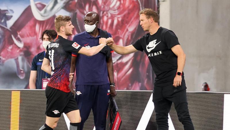 Kann Timo Werner (l) verstehen: Leipzigs Trainer Julian Nagelsmann klatscht mit dem Stürmer bei dessen Auswechselung ab. Kann Timo Werner (l) verstehen: Leipzigs Trainer Julian Nagelsmann klatscht mit dem Stürmer bei dessen Auswechselung ab.