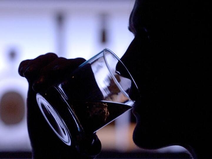 Whisky soll die Zungen von Männern lockern.